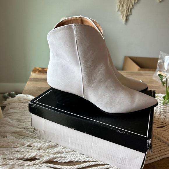 QUPID WOMENS WHITE BOOTS BOOTIES SZ 10 - Picture 2 of 6